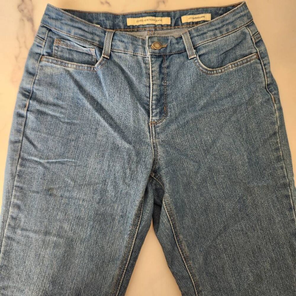 Jones New York City women's size 8 cuffed Capri Y2K slimming features denim jean